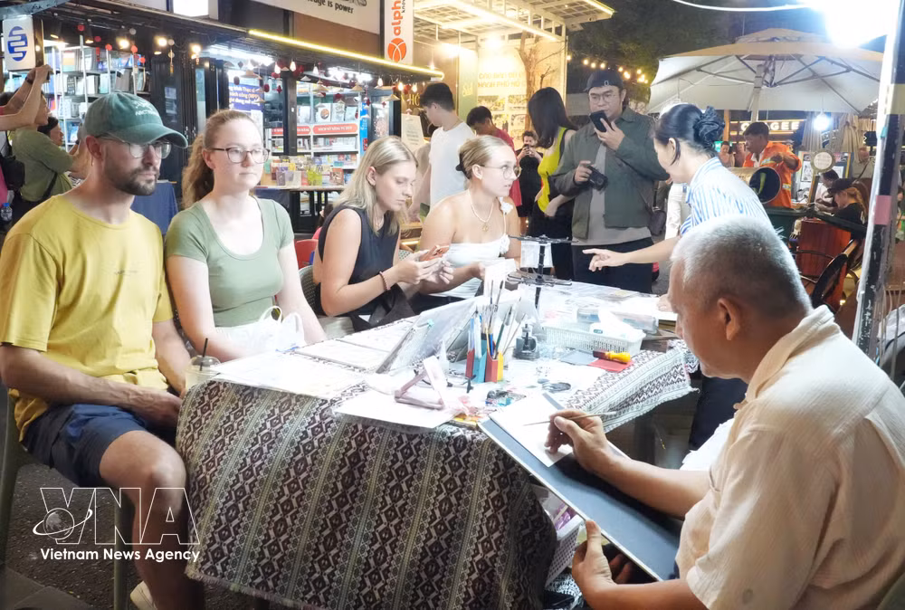 vnanet-potal-tp-ho-chi-minh-soi-dong-ngay-hoi-sach-va-van-hoa-dem-8667490.jpg