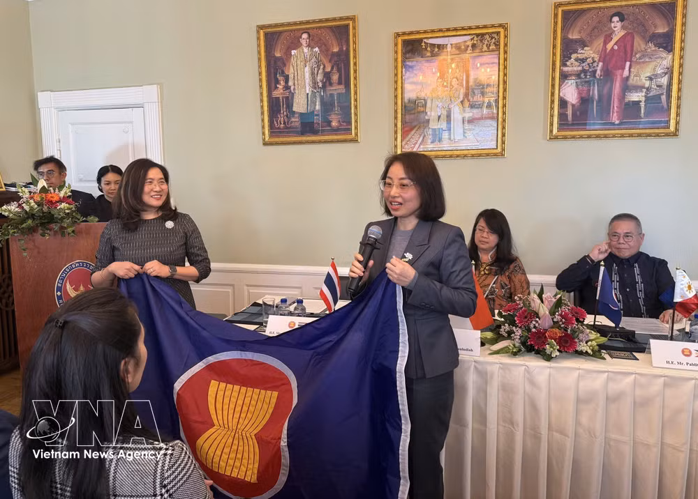 vnanet-potal-viet-nam-tiep-nhan-cuong-vi-chu-tich-uy-ban-asean-tai-copenhagen-8740734-1.jpg