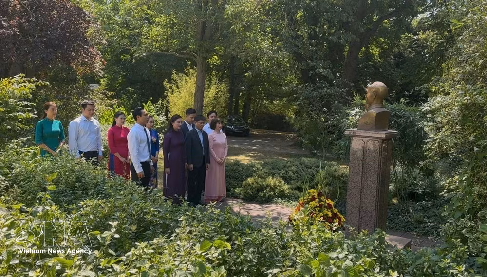 vnanet-potal-ton-vinh-di-san-ho-chi-minh-tai-phap-nhan-ky-niem-115-nam-ngay-bac-ra-di-tim-duong-cuu-nuoc-8852010.jpg