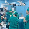 Médicos del Hospital Binh Dan de Ciudad Ho Chi Minh colaboran para realizar una cirugía de emergencia a un residente con múltiples lesiones en Con Dao. (Foto: VNA)