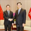 El viceprimer ministro vietnamita Ho Duc Phoc (izquierda) y el jefe de la Región Administrativa Especial de Hong Kong (China), Li Jiachao. (Fuente: VNA)