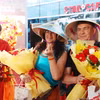 Visitantes son recibidos con flores, obsequios y presentaciones artísticas tradicionales de Vietnam. (Fuente: VNA)