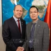 El consejero comercial de la Embajada de Vietnam en Israel, Le Thai Hoa, y Nir Barkat, ministro de economía e industria de Israel. (Fuente: VNA)