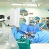 Médicos realizan un trasplante de hígado a un paciente. (Fuente: VietnamPlus)