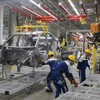 Los trabajadores ensamblan automóviles en la línea de producción en la fábrica Hyundai Thanh Cong. (Fuente: VNA)