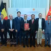 En la entrega del certificado de registro de inversión para el proyecto de la planta láctea Be Milk. (Fuente: VNA)