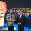 Kariyanto Hardjosoemarto (izquierda), Director General de VinFast Indonesia, recibe el premio en el evento. (Foto: doanhnghiepvn.vn)