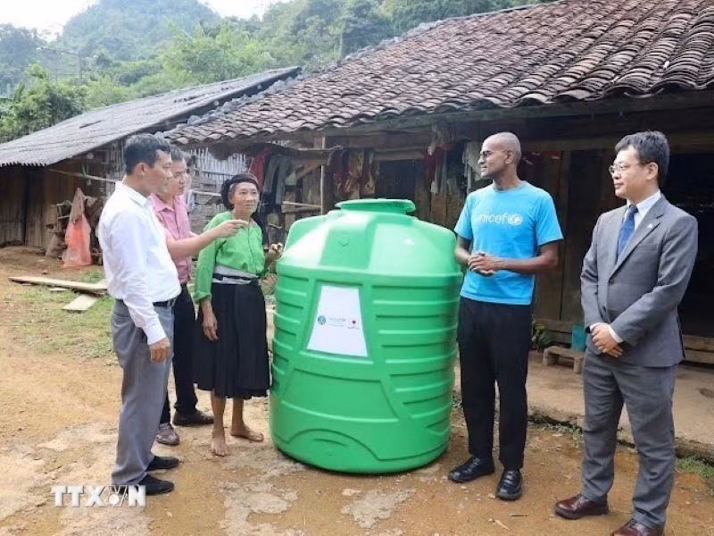 Representantes de UNICEF entregan tanques de agua para residentes de Cao Bang (Fuente: VNA)