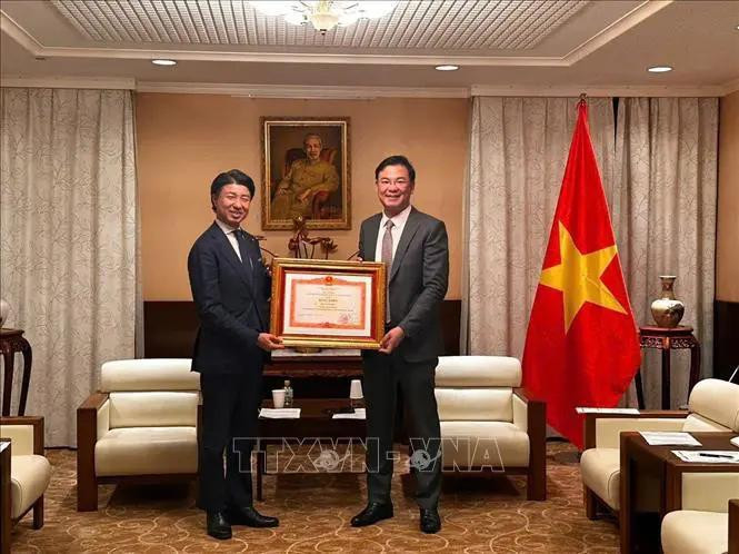 El embajador vietnamita en Japón, Pham Quang Hieu, entrega el certificado de mérito del primer ministro Pham Minh Chinh a Yoichiro Aoyagi, miembro de la Cámara de Representantes de Japón (Fuente: VNA) 