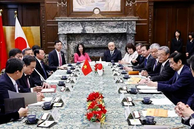 El presidente de la Asamblea Nacional de Vietnam, Tran Thanh Man, y el presidente del Senado de Japón, Sekiguchi Masakazu en la firma del acuerdo de cooperación (Fuente: VNA)