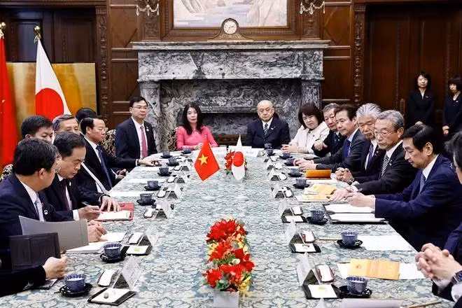 El presidente de la Asamblea Nacional de Vietnam, Tran Thanh Man, y el presidente del Senado de Japón, Sekiguchi Masakazu en la firma del acuerdo de cooperación (Fuente: VNA)