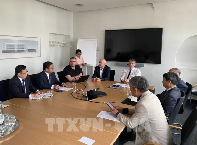 En la sesión de trabajo entre la delegación vietnamita y el Hospital Universitario Goethe en Fráncfort (Fuente: VNA)