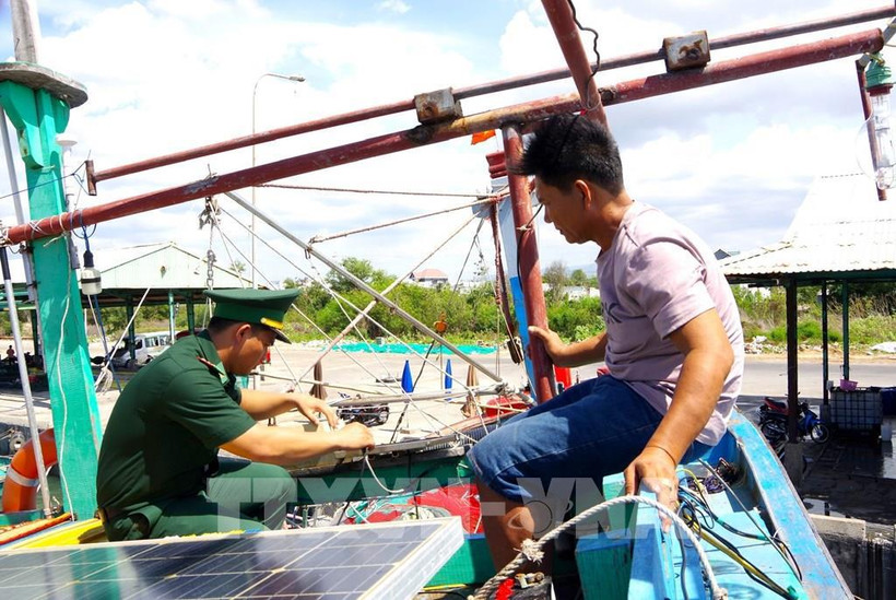 Un oficial de la Guardia Fronteriza de Binh Thuan revisa el equipo de seguimiento de un barco pesquero (Fuente: VNA)