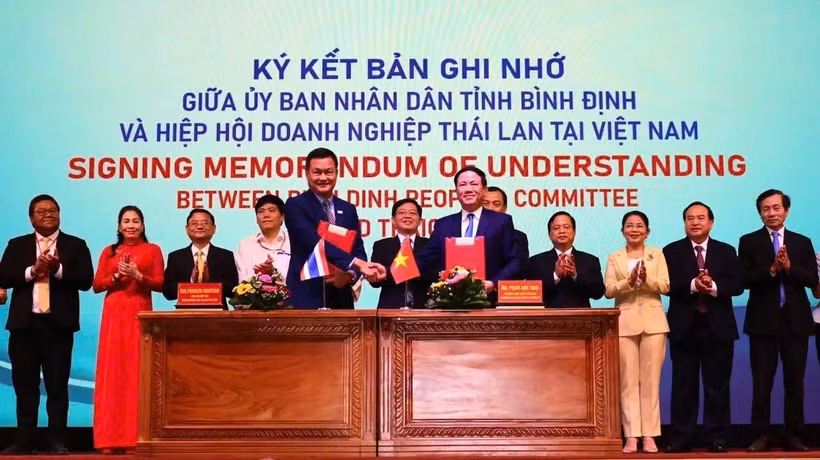 En la firma del memorando de entendimiento entre Binh Dinh y la Asociación de Empresas Tailandesas en Vietnam (Fuente: VNA)