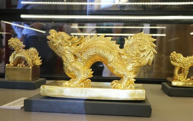 Los dragones expuestos en la exposición están creados en su mayoría inspirados en imágenes de dragones grabadas en sellos de la dinastía Nguyen (Foto: VNA)