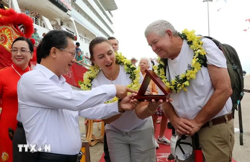 Los turistas número tres millones que visitan Quang Ninh este año (Fuente: VNA)