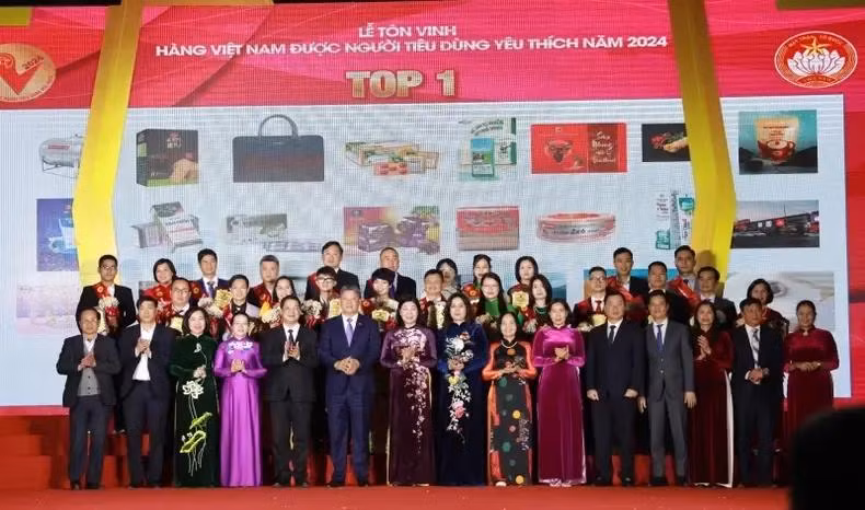 Autoridades de la ciudad de Hanoi entregan certificados a las empresas (Fuente: https://nhandan.vn/) 