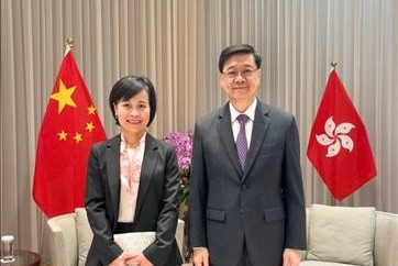La cónsul general de Vietnam en Hong Kong y Macao, Le Duc Hanh, y John Lee Ka-chiu, jefe ejecutivo de la Región Administrativa Especial de Hong Kong (China) (Fuente: VNA)