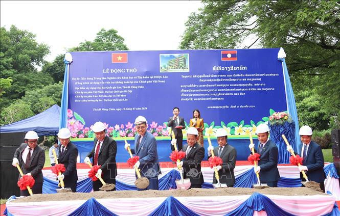 En la ceremonia de la palada inicial para la construcción del Centro de Investigación Científica y Capacitación en la Universidad Nacional de Laos (Fuente: VNA)