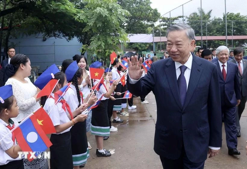 El presidente de Vietnam, To Lam, visita la escuela bilingüe laosiano-vietnamita Nguyen Du (Fuente: VNA)