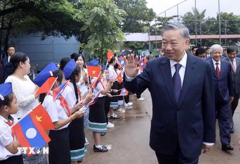 El presidente de Vietnam, To Lam, visita la escuela bilingüe laosiano-vietnamita Nguyen Du (Fuente: VNA)