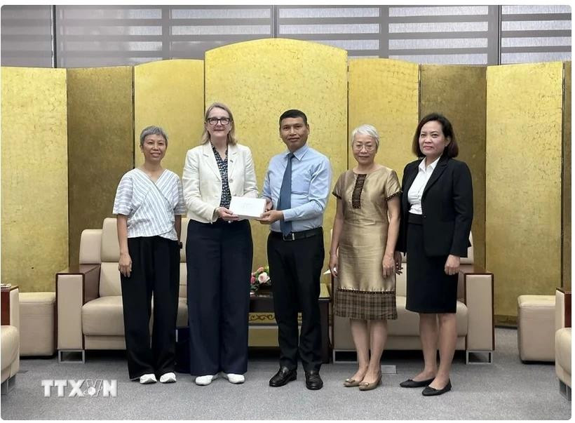 El vicepresidente del Comité Popular de Da Nang, Ho Ky Minh (centro) y la cónsul general de Australia en Ciudad Ho Chi Minh, Sarah Hooper (segunda desde derechaa) (Fuente: VNA)