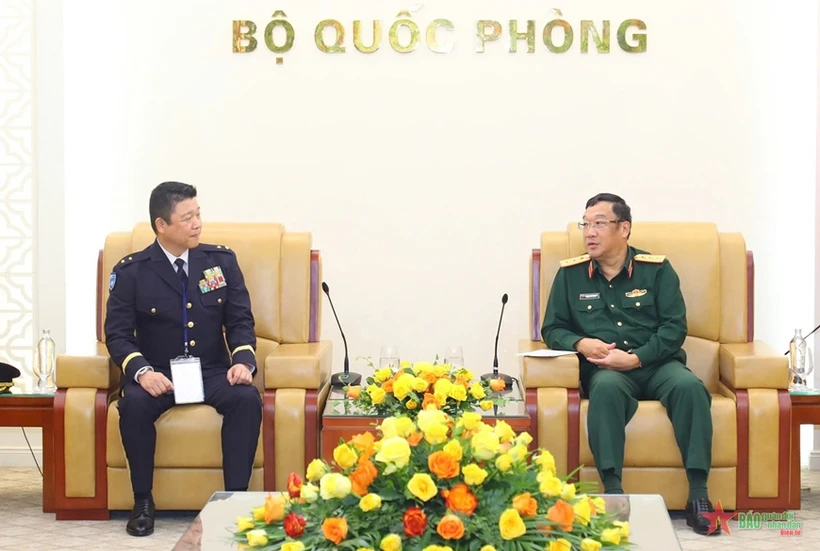 En el encuentro entre el coronel general Pham Hoai Nam (derecha), viceministro de Defensa de Vietnam y el mayor general Aoi Kei, comandante del Comando del Sistema Directivo de Información de la Fuerza Terrestre de Autodefensa de Japón (Fuente: https://www.qdnd.vn/) 