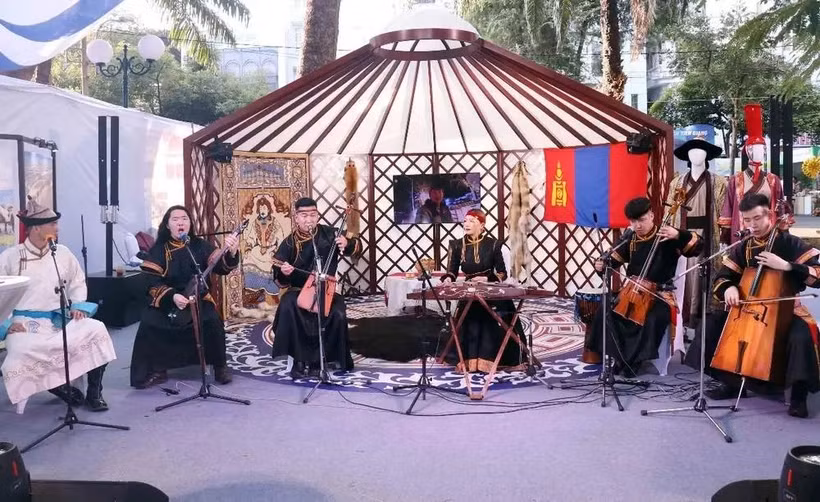 En el pabellón de Mongolia en el Festival de Turismo de Ciudad Ho Chi Minh 2024, celebrado el abril pasado (Fuente: VNA) 