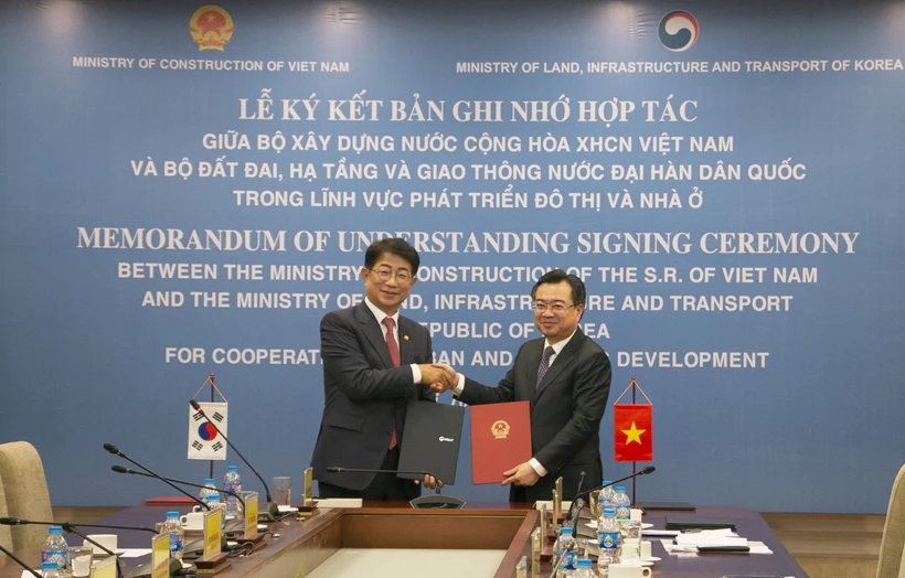 El ministro de Construcción de Vietnam, Nguyen Thanh Nghi, y el ministro de Tierra, Infraestructura y Transporte de Corea del Sur, Park Sangwoo, firman el memorando de entendimiento (Fuente: diendandoanhnghiep.vn)