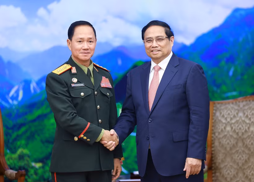 El primer ministro de Vietnam, Pham Minh Chinh y el ministro de Defensa de Laos, Khamliang Outhakaysone. (Fuente: VNA)
