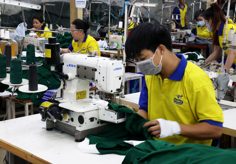 En una fábrica de confecciones y textiles de Vietnam (Fuente: VNA)