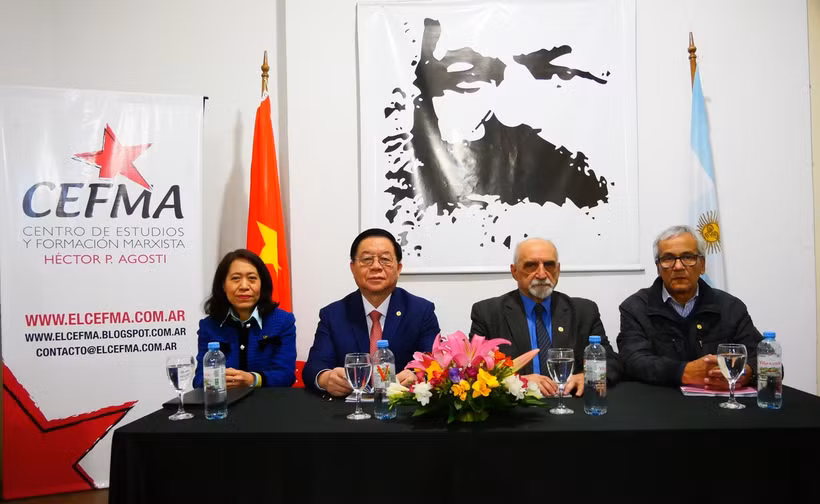 Nguyen Trong Nghia, jefe de la Comisión de Propaganda y Educación, la embajadora vietnamita en Argentina, Ngo Minh Nguyet, el secretario general interino del Partido Comunista de Argentina, Jorge Kneyness y el secretario general del Partido Comunista de Uruguay, Juan Castillo (Fuente: VNA)