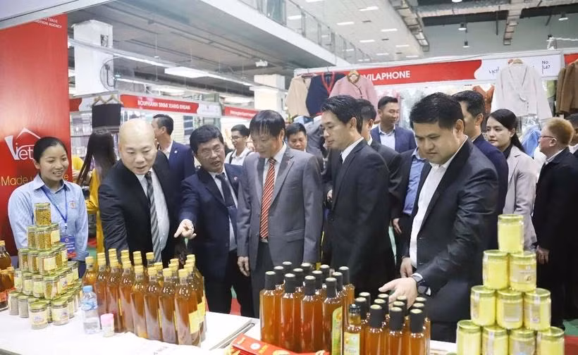 Los delegados visitan un stand en la Feria Comercial Vietnam-Laos 2024, organizada en la capital de Vientiane el mes pasado (Fuente: VNA) 
