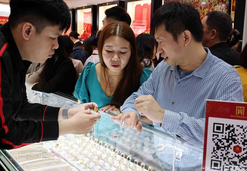 La gente compra oro en Vietnam (Fuente: VNA)
