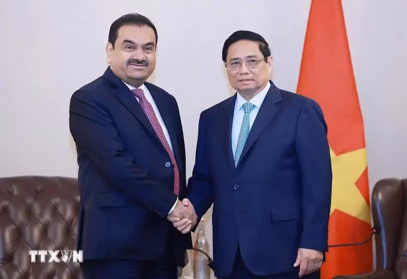 El primer ministro de Vietnam, Pham Minh Chinh y Gautam Adani, presidente del grupo indio Adani (Fuente: VNA)