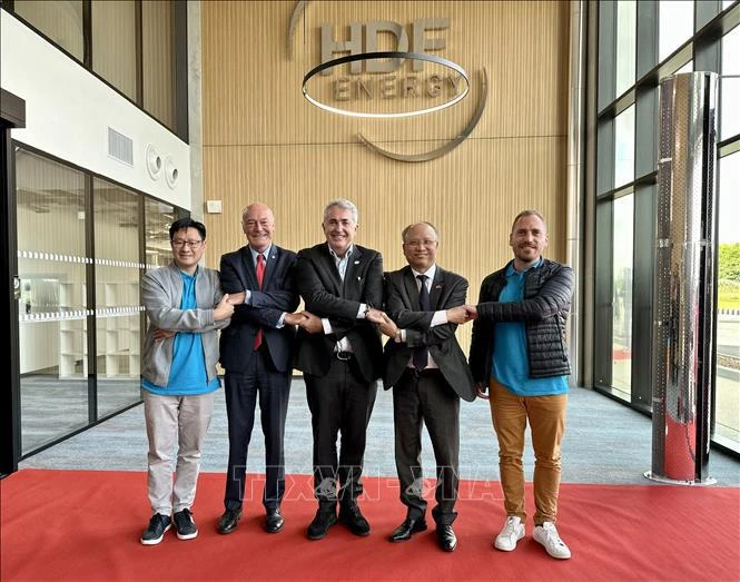 Líderes de la región Nueva Aquitania, la empresa HDF Energy y el embajador de Vietnam en Francia, Dinh Toan Thang (Fuente: VNA)
