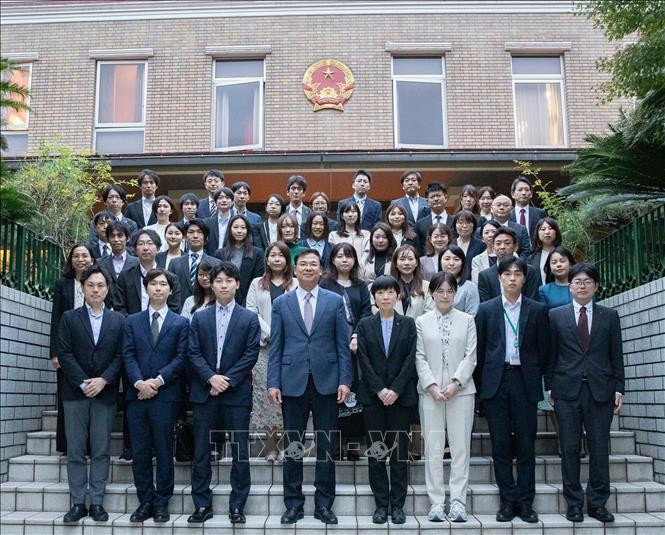 El embajador vietnamita en Japón, Pham Quang Hieu y representantes de las 46 oficinas locales en Tokio (Fuente: VNA) 