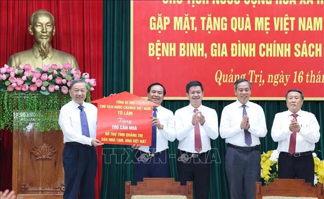 La entrega simbólica de 200 casas a los hogares pobres y casi pobres en Quang Tri (Fuente: VNA)