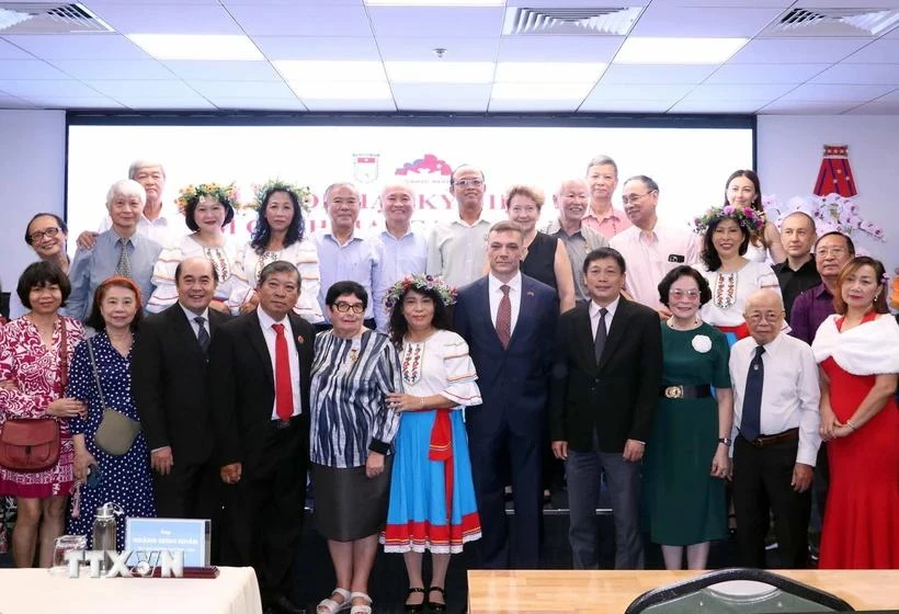 El cónsul general adjunto de Rusia en Ciudad Ho Chi Minh, Iurii Nemtsov, y los delegados del evento (Fuente: VNA)