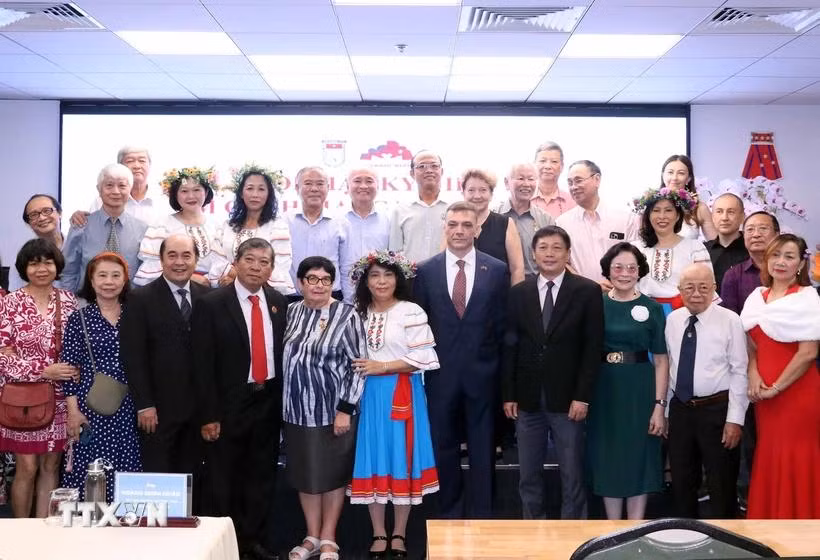 El cónsul general adjunto de Rusia en Ciudad Ho Chi Minh, Iurii Nemtsov, y los delegados del evento (Fuente: VNA)