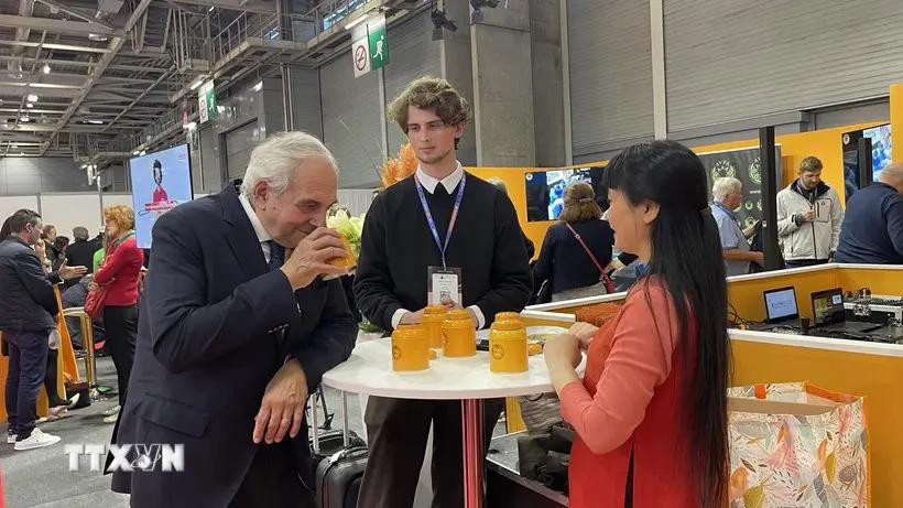 Philippe Juglar, presidente de AVPA, experimenta el té vietnamita (Fuente: VNA)