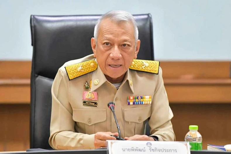 El ministro de Trabajo tailandés Phiphat Ratchakitprakarn, (Foto: bangkokpost.com)