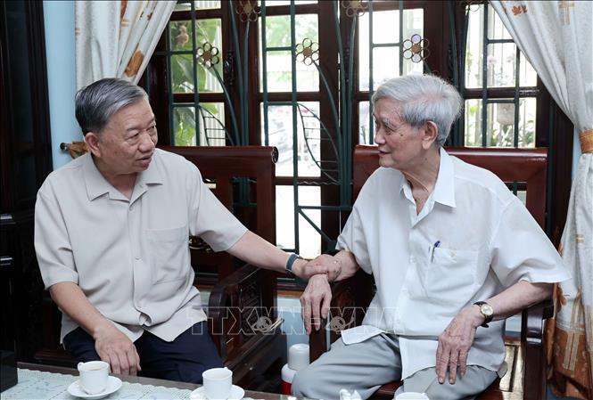 El presidente de Vietnam, To Lam (izquierda) visita a Ho Tien Nghi, ex director general de la Agencia Vietnamita de Noticias (Fuente: VNA)