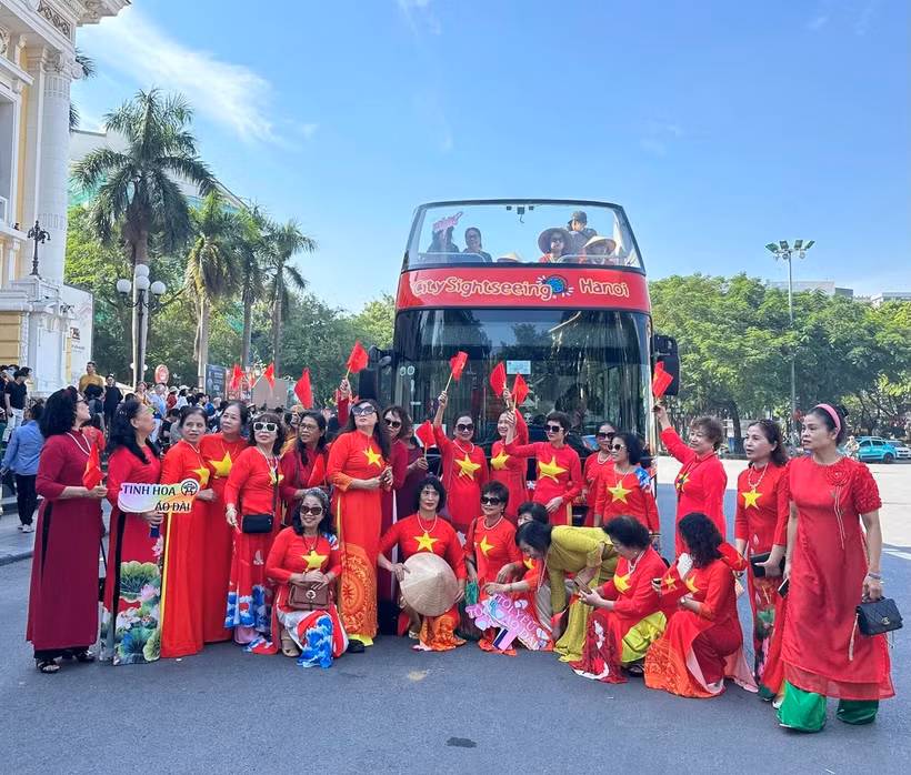 Las mujeres vietnamitas llevan puestas los Ao Dai y disfrutan del recorrido turístico en autobús de dos pisos (Fuente: hanoimoi.vn)