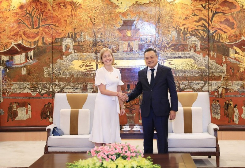 El presidente del Comité Popular de Hanói, Tran Sy Thanh, y la embajadora de Perú en Vietnam, Patricia Yolanda Ráez Portocarrero (Foto: kinhtedothi.vn) 