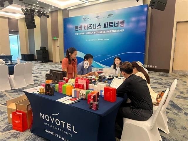 Empresas intercambian en el evento. (Foto cortesía de KOTRA Hanoi)