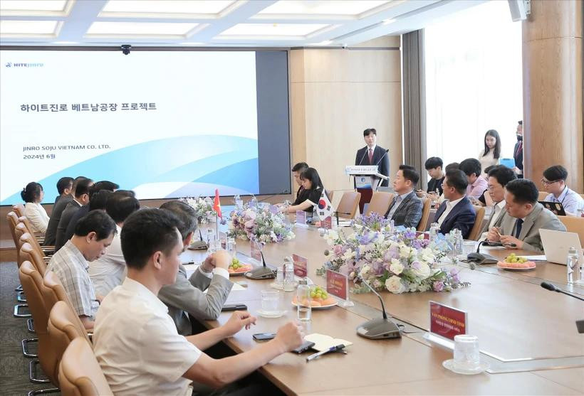 En la sesión de trabajo entre la delegación surcoreana y los líderes de la provincia de Thai Binh (Foto: VNA)