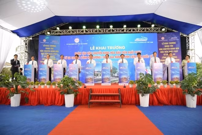 En la ceremonia de inauguración del tren (Fuente: VNA)
