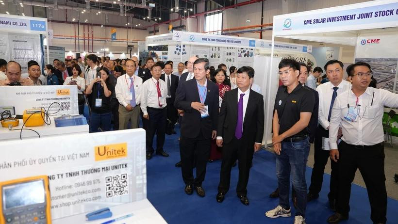 Las autoridades de Binh Duong y los participantes visitan las exposiciones (Fuente: VNA)