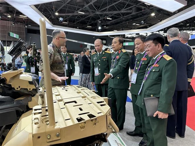 La delegación vietnamita visita un stand de la exposición de industria de defensa Eurosatory (Fuente: VNA)